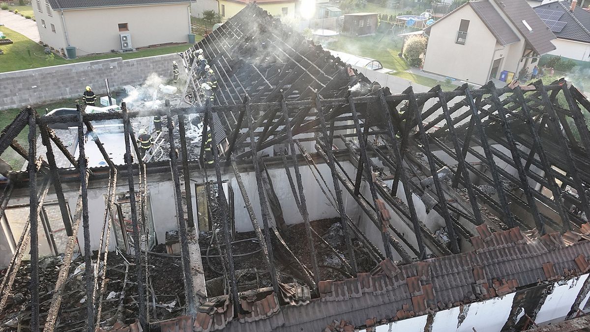 Střecha domu u Prahy vzplála během tísňového hovoru jako papír